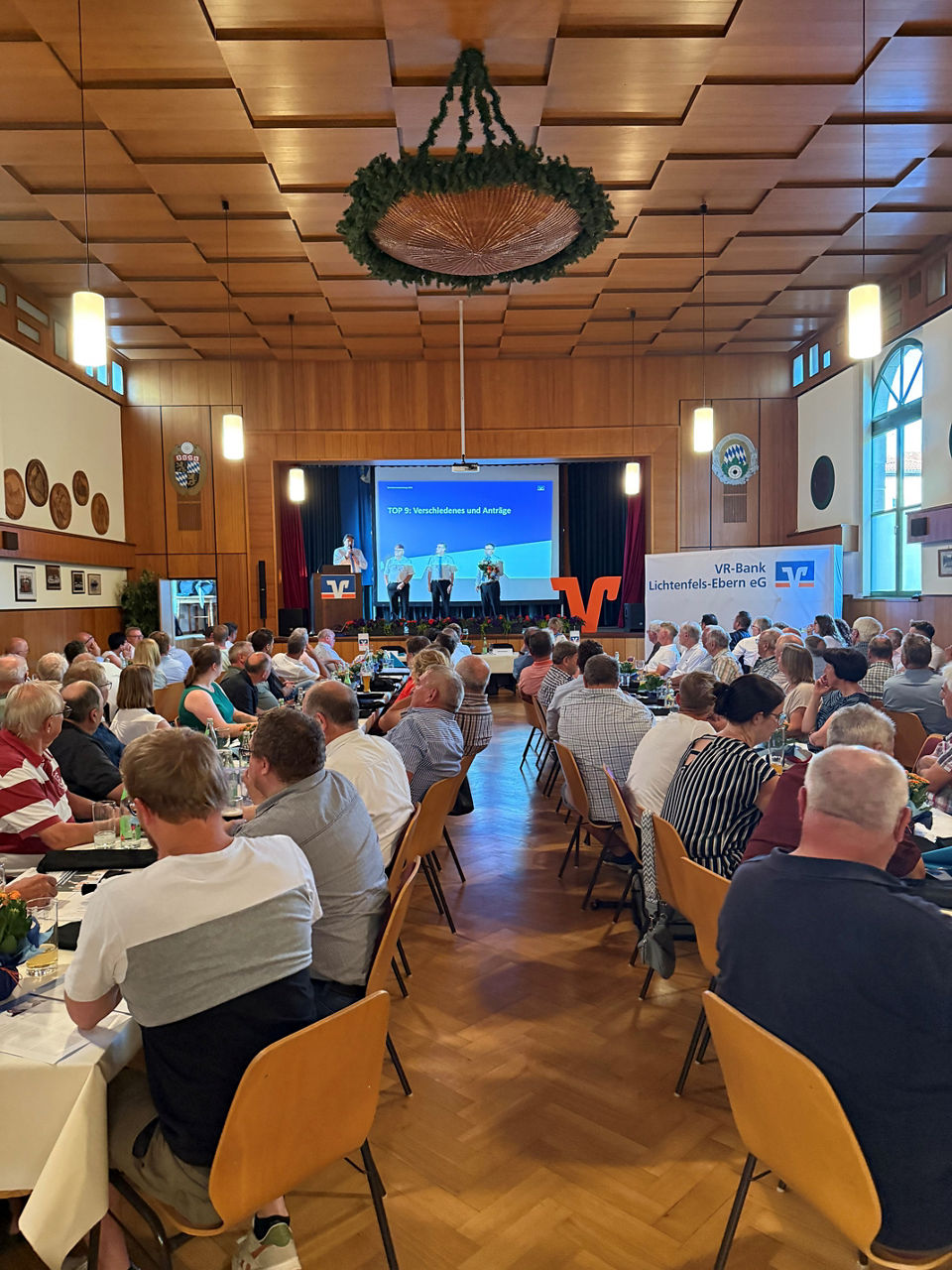 Präsentation auf der Bühne bei der Vertreterversammlung im Schützenhaus