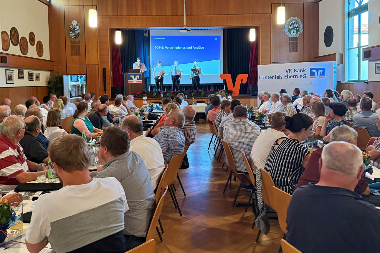 Präsentation auf der Bühne bei der Vertreterversammlung im Schützenhaus