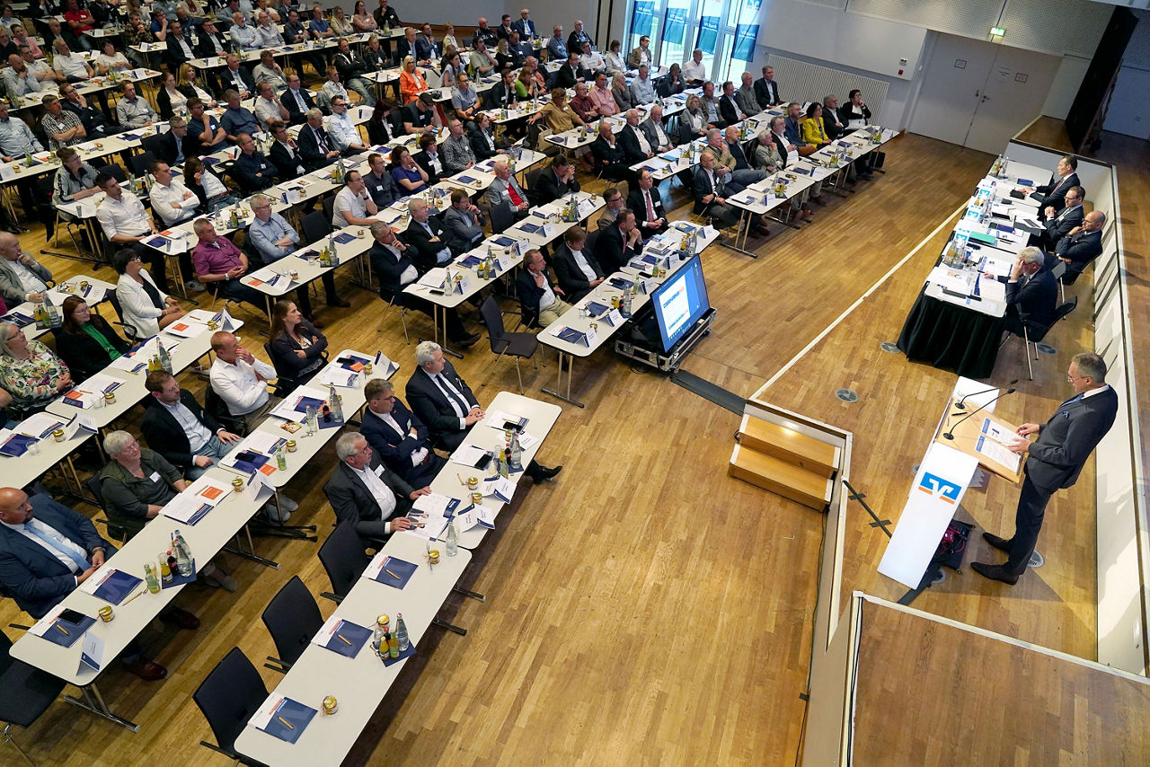 Vorstandsvorsitzender Joachim Hausner berichtet dem Plenum im Hegelsaal der Bamberger Konzerthalle über das Geschäftsjahr 2024