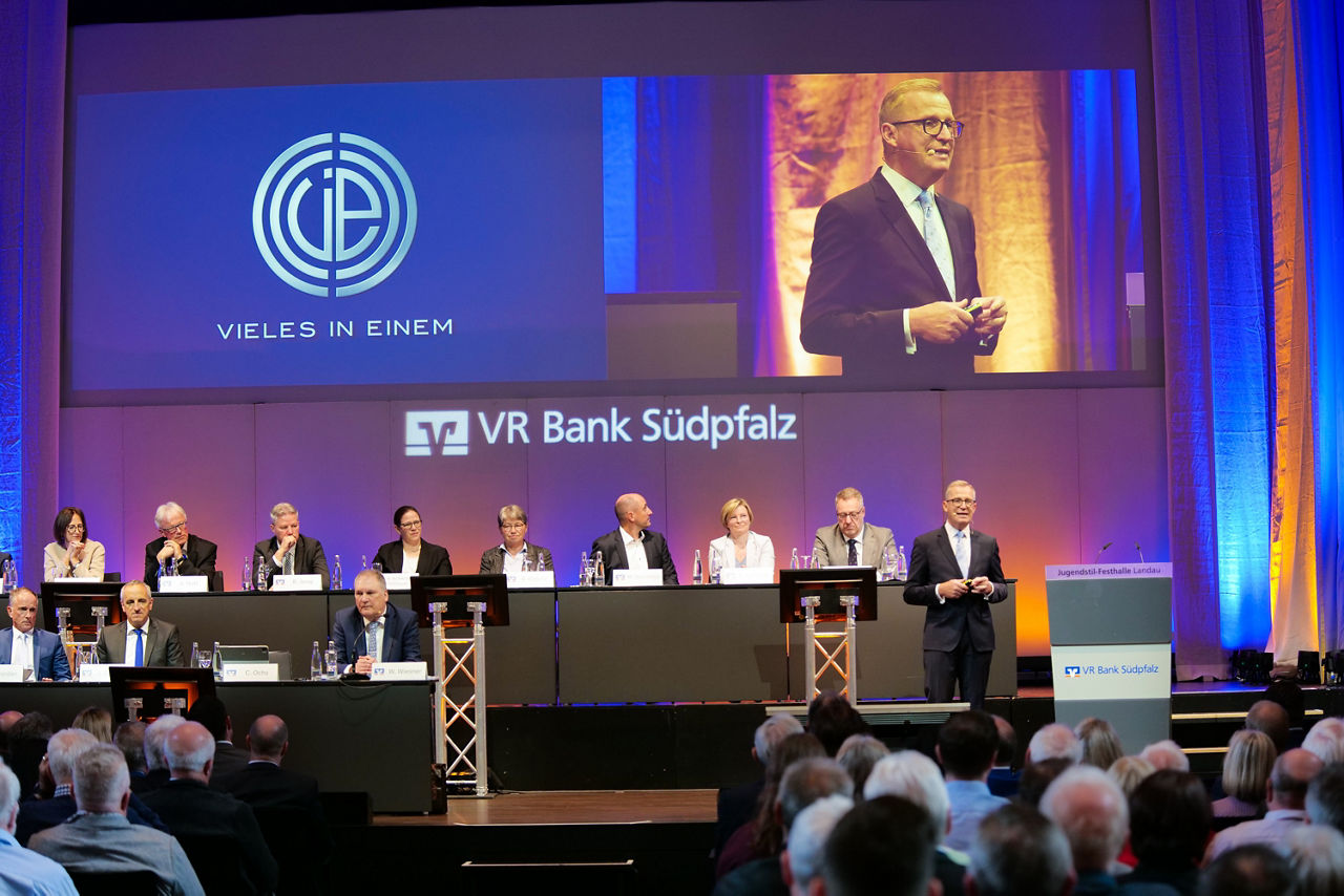 Die Bühne bei der Vertreterversammlung 2025 in der Jugendstil Festhalle in Landau