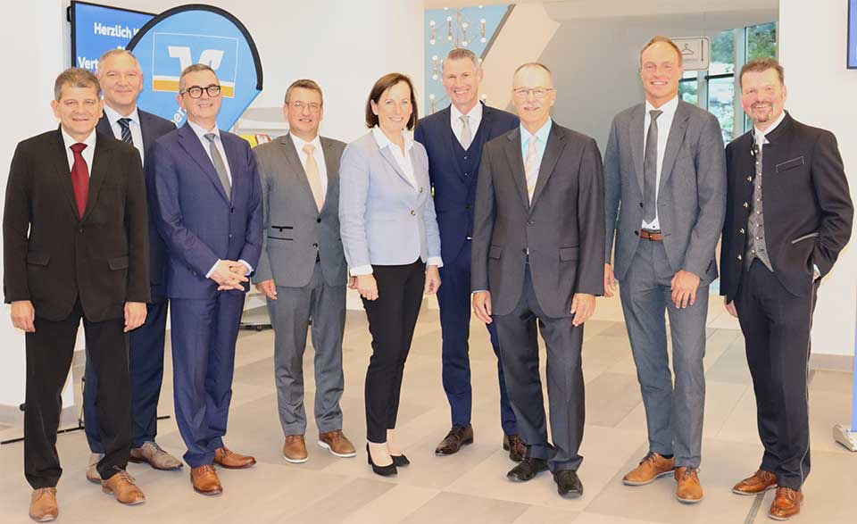 Personen posieren für Bild