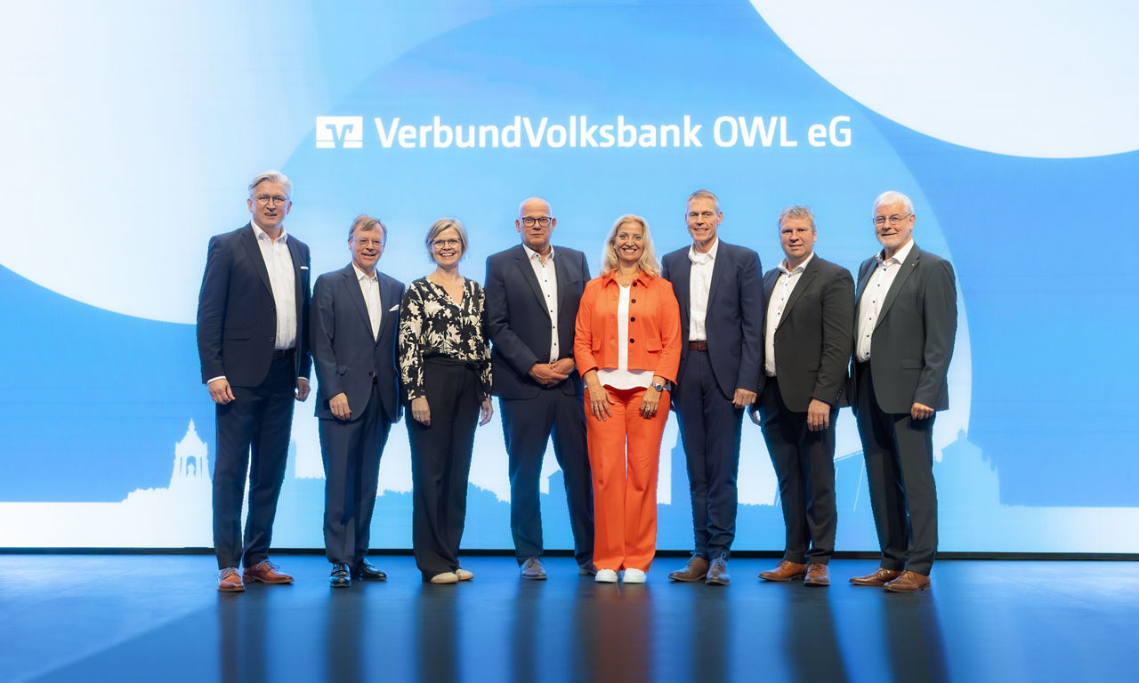 Der Vorstandsvorsitzende der VerbundVolksbank OWL und Mitglieder des Aufsichtsrats