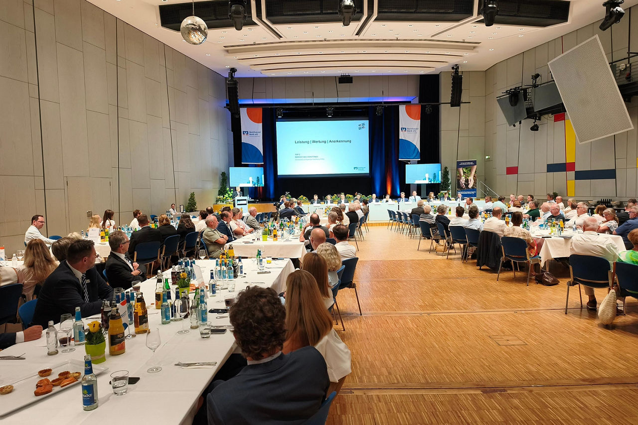 Ein großer Raum mit zahlreichen Tischen und Stühlen