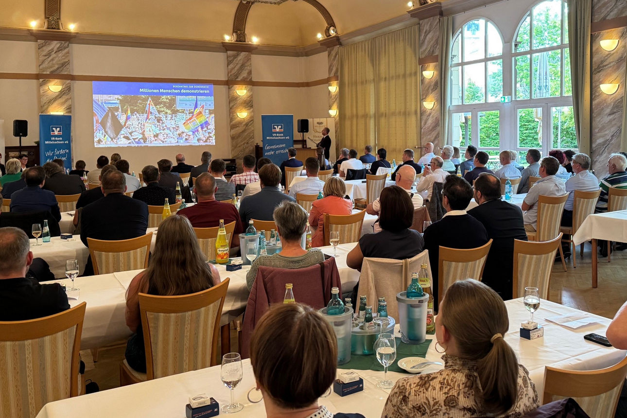 Saal Brauhof mit Verter:innen