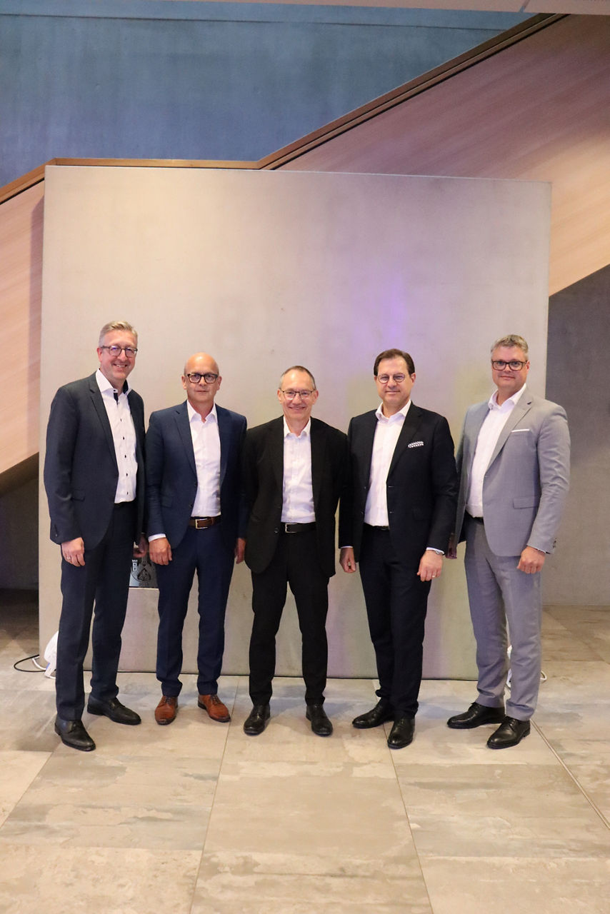 Vorstand und Aufsichtsratsvorsitzende der VR-Bank Main-Rhön bei der Vertreterversammlung 2025 in Bad Neustadt.