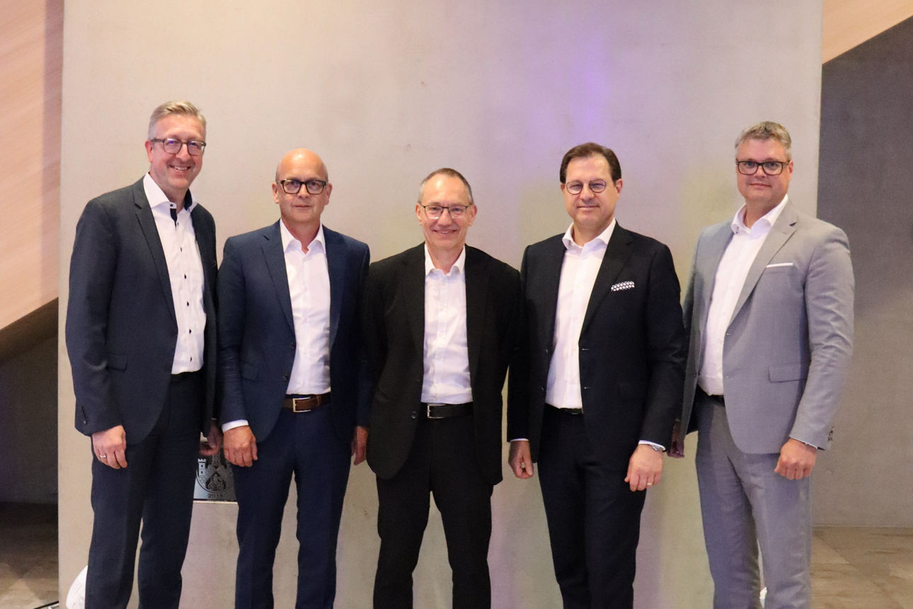 Vorstand und Aufsichtsratsvorsitzende der VR-Bank Main-Rhön bei der Vertreterversammlung 2025 in Bad Neustadt.