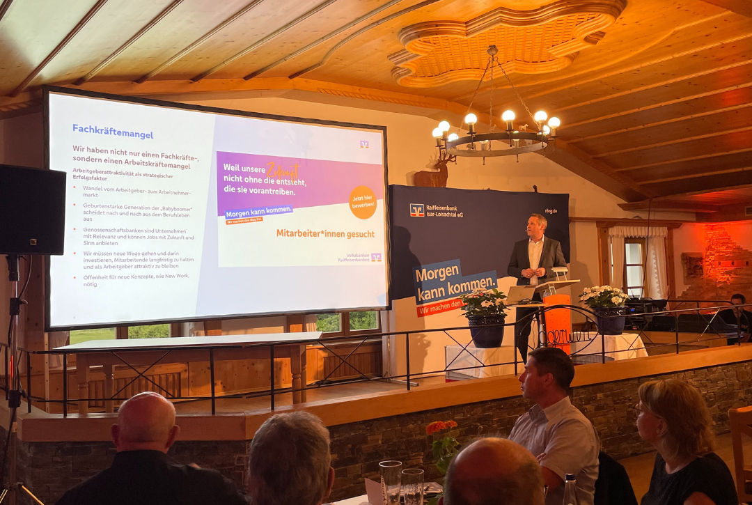 Uwe Massong hält eine Rede auf der Vertreterversammlung