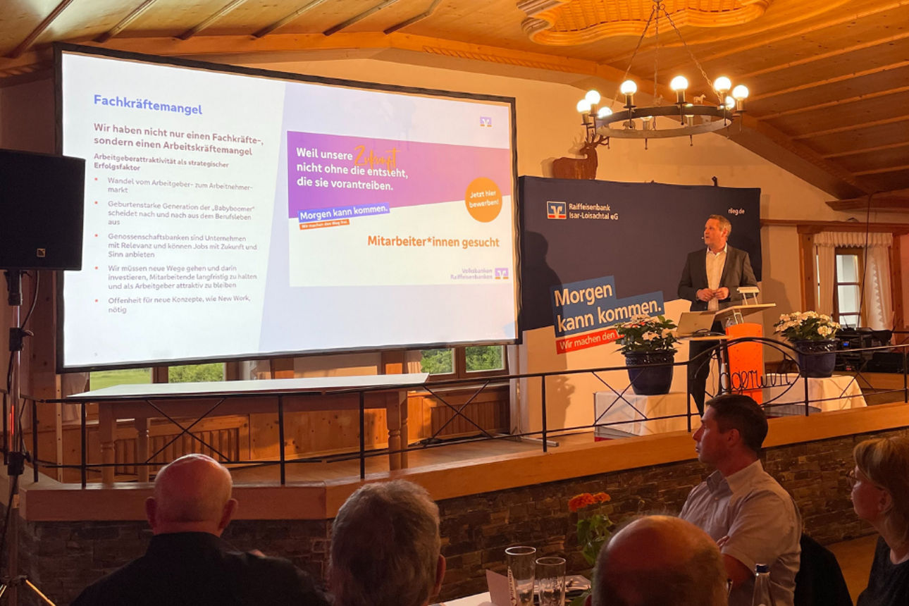 Uwe Massong hält eine Rede auf der Vertreterversammlung