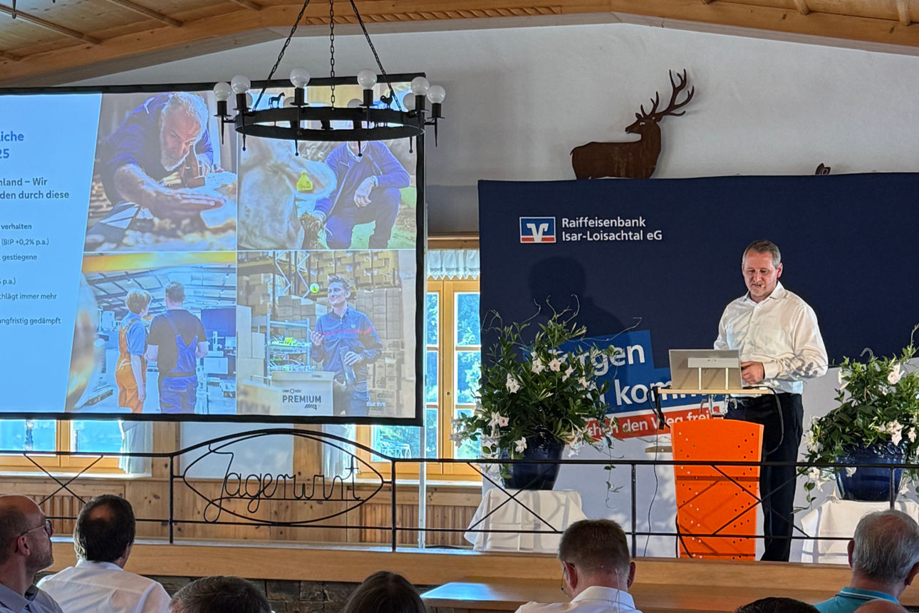 Vertreterversammlung - Herr Massong vor der Präsentation