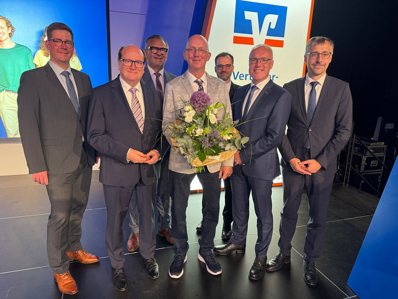 Gruppenfoto mit dem Vorstand und Herrn Loeser