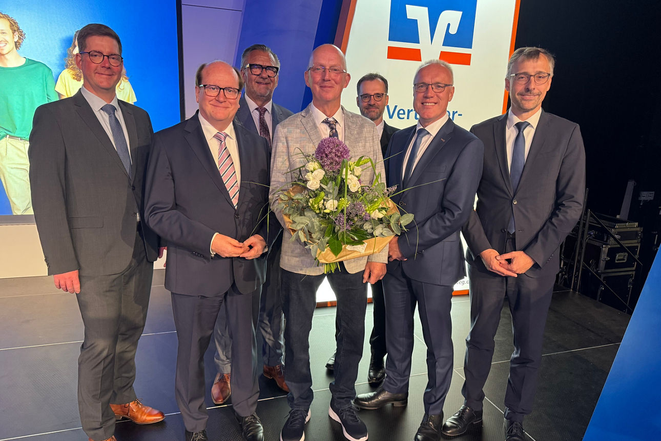 Gruppenfoto mit dem Vorstand und Herrn Loeser