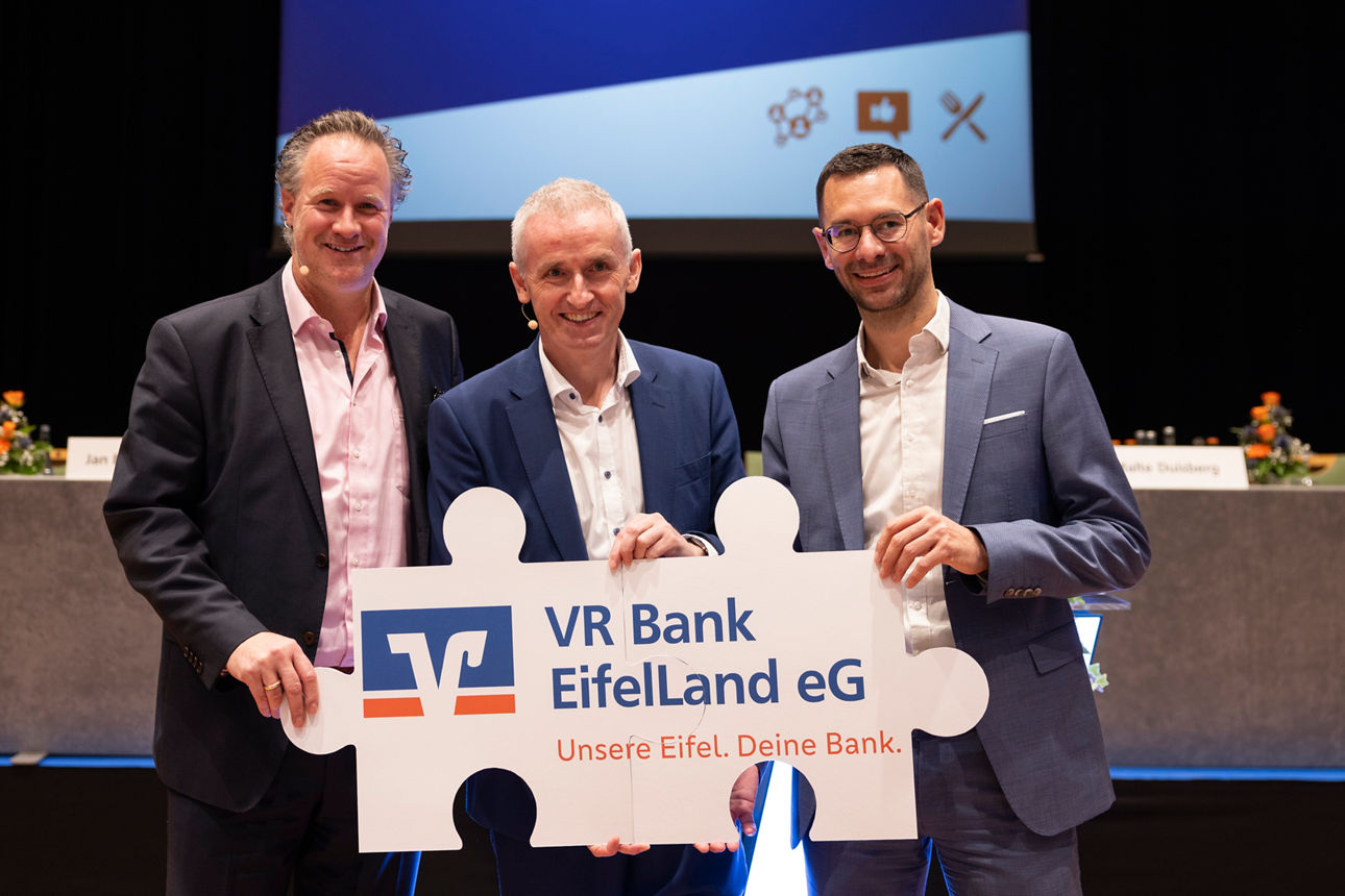 Drei Vorstände vor einem Publikum