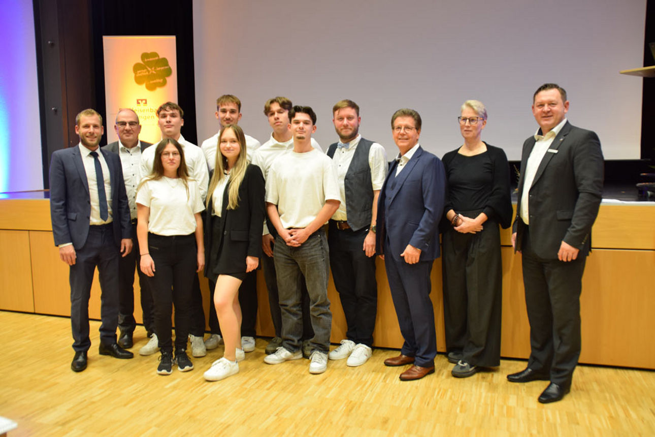 Gruppe von Menschen in der Nähe der Bühne