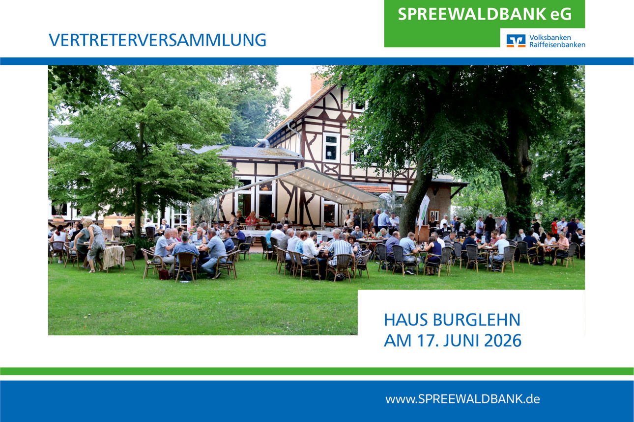 Vertreter der Spreewaldbank sitzen vor dem Haus Burglehn an Tischen auf einer Wiese