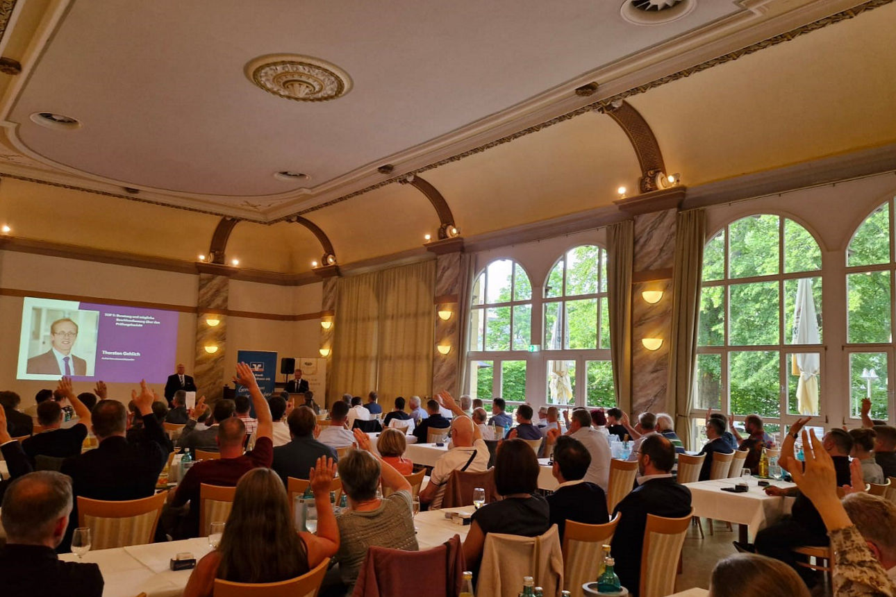 Vertreter:innen bei der Beschlussfassung