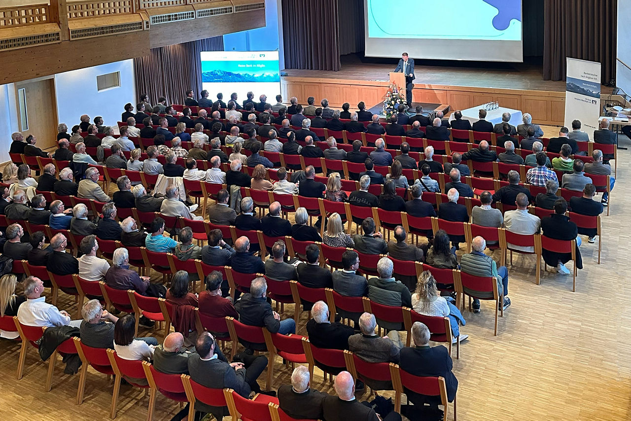 Vertreterversammlung 2025 der VR Bank Kempten-Oberallgäu eG in Fischen - Vertreter sitzen in Reihen und blicken auf eine Präsentationswand