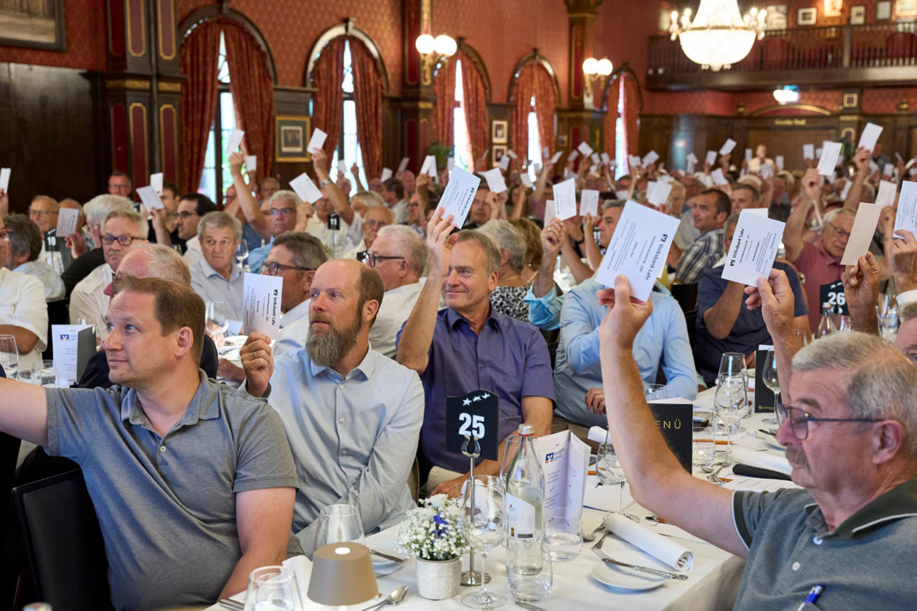 Das Bild zeigt die Vertreter bei der Abstimmung