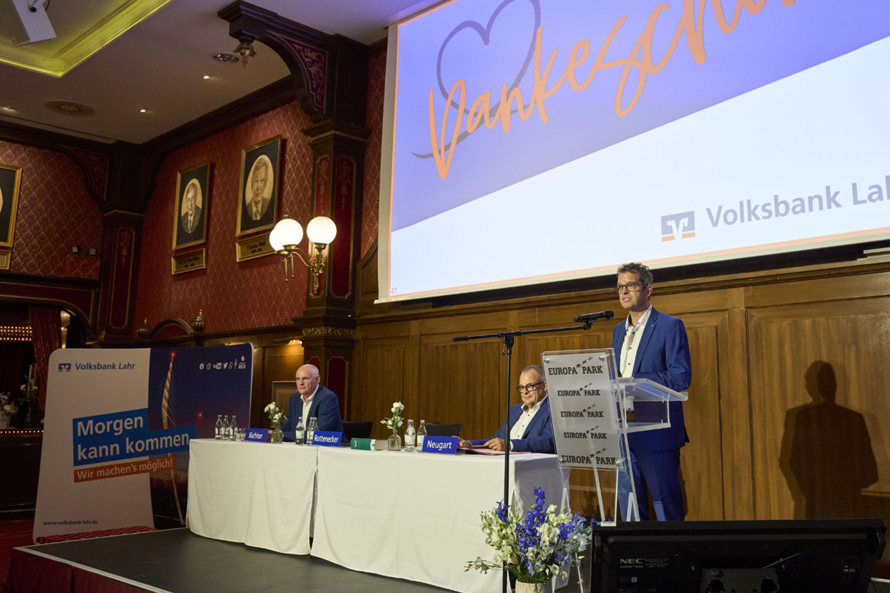 Das Bild zeigt Peter Rottenecker auf dem Podium