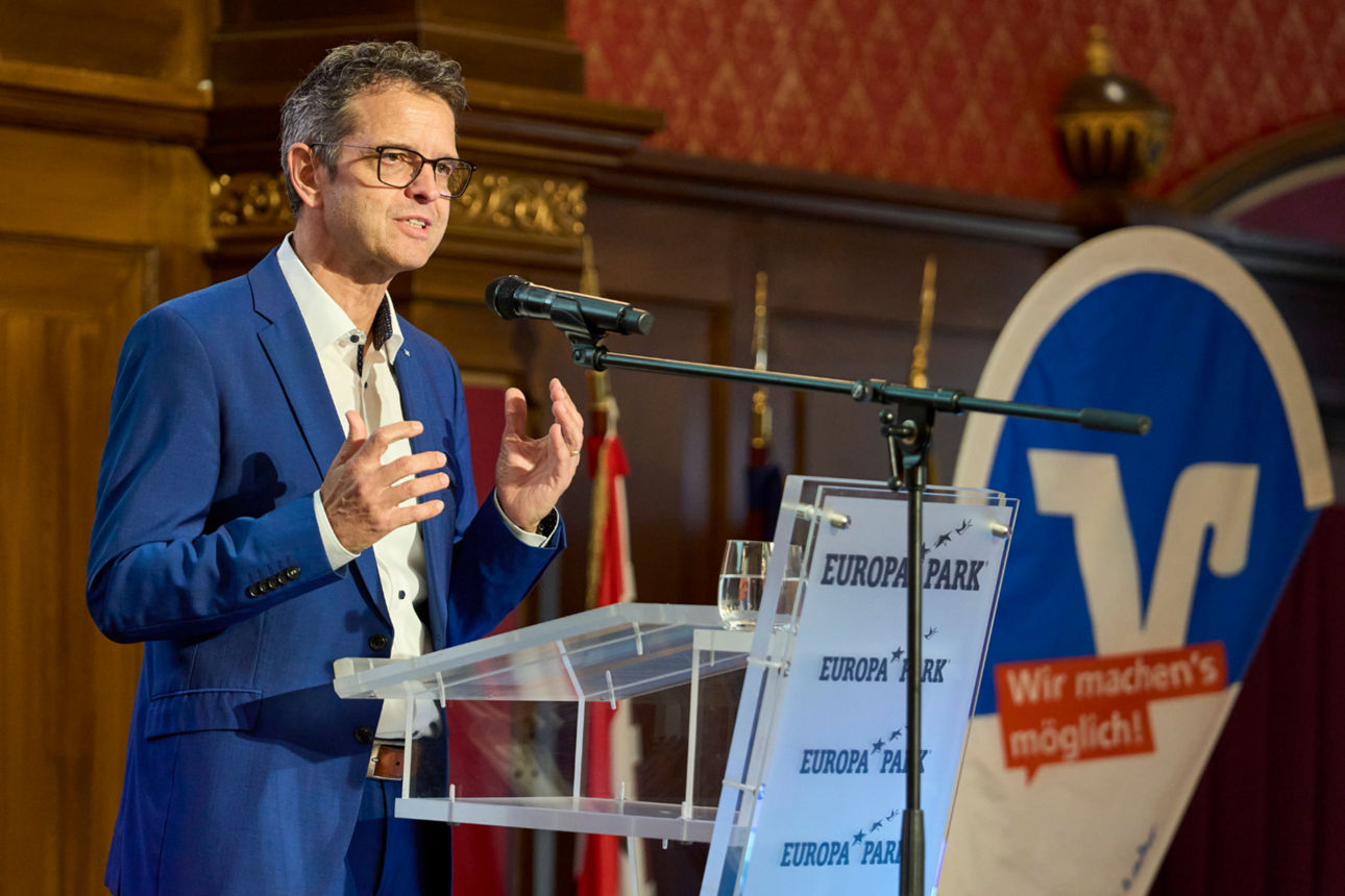 Das Bild zeigt Peter Rottenecker bei seiner Rede auf der Vertreterversammlung