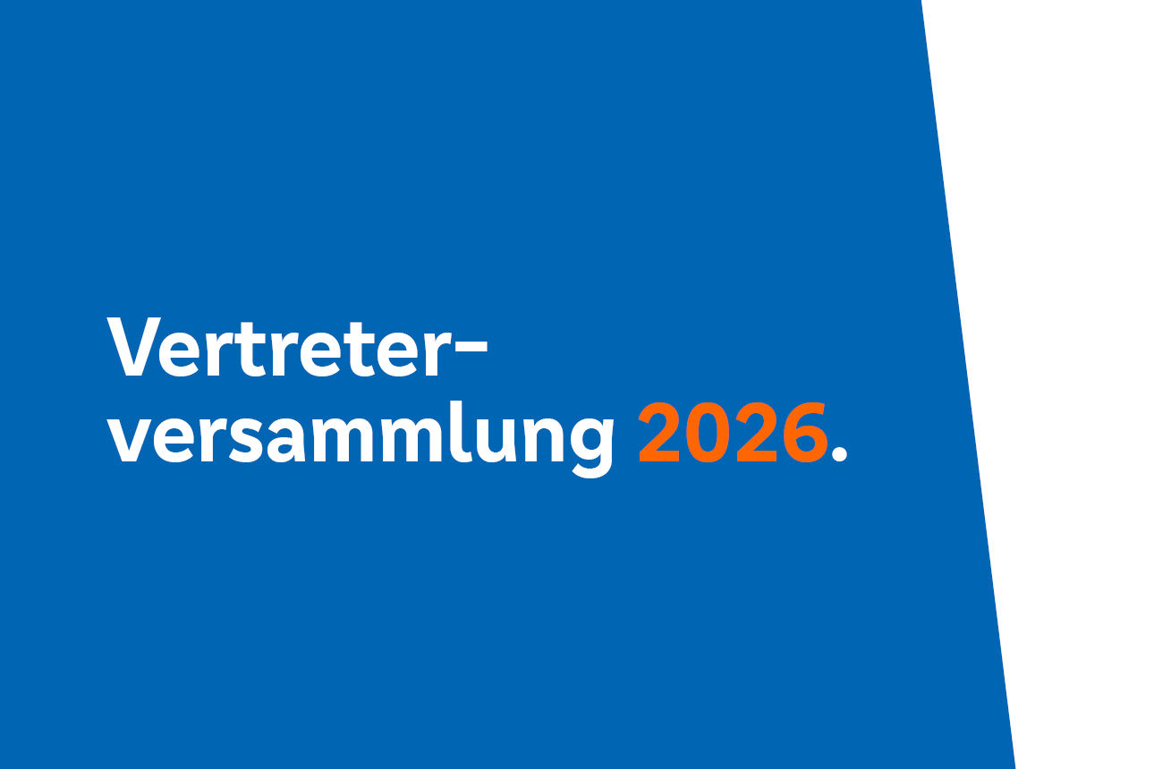 Weißer Text "Vertreterversammlung 2026." auf blauem Hintergrund
