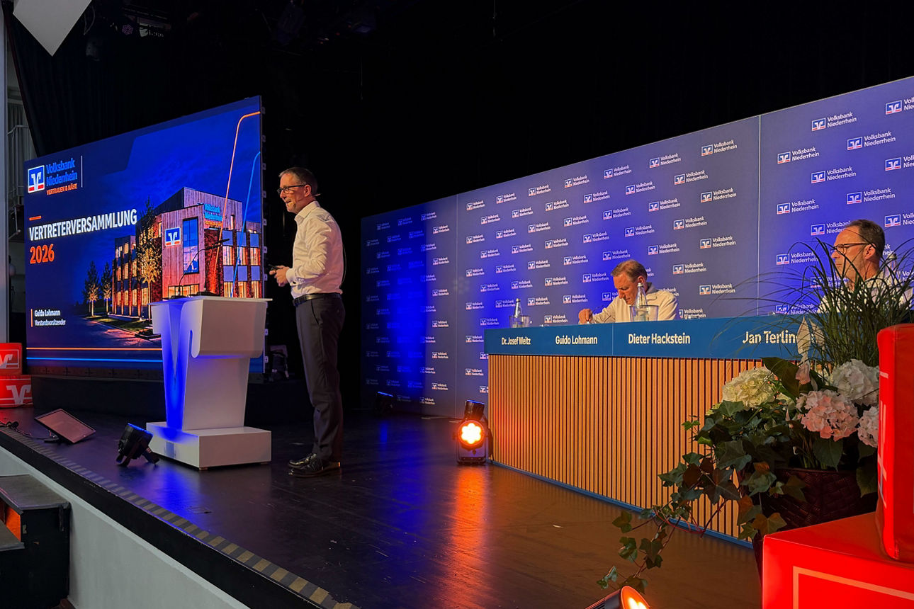 Foto unseres Vorstands auf der Bühne