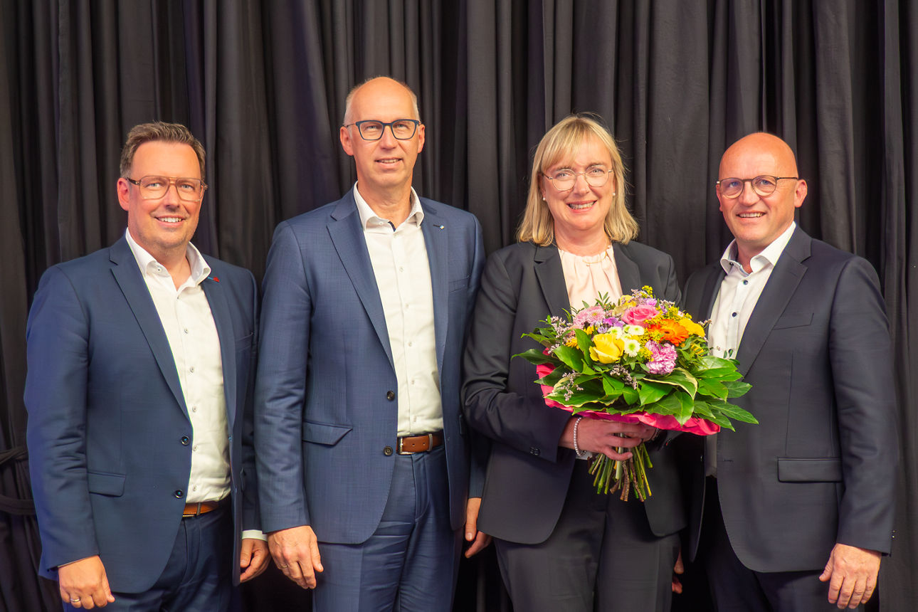 Präsentübergabe an Jutta Recker-Meyer