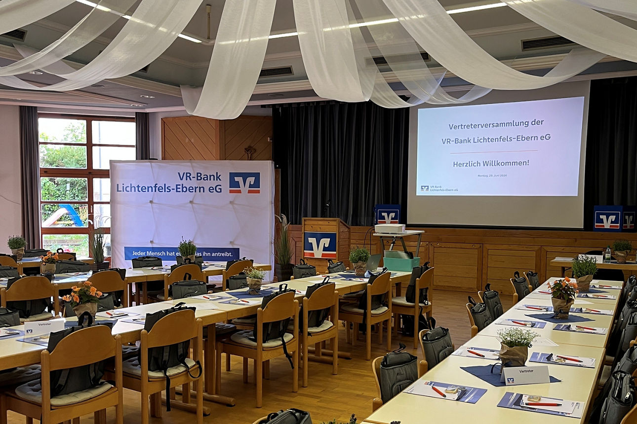 Geschmückter Saal für die Vertreterversammlung