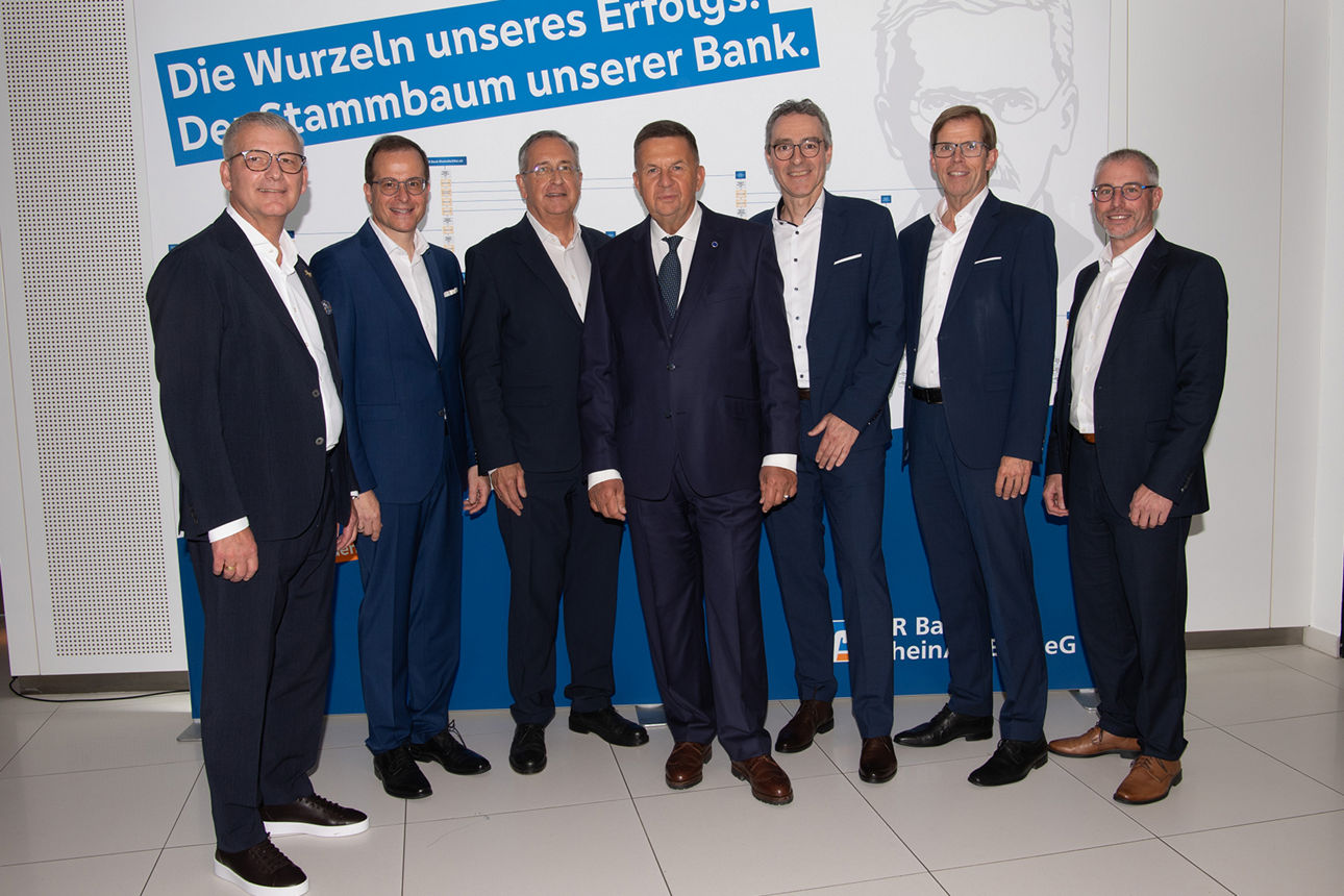 Vorstand und Aufsichtsratsmirglieder der VR Bank RheinAhrEifel eG vor Ausstellung zur Bankgeschichte