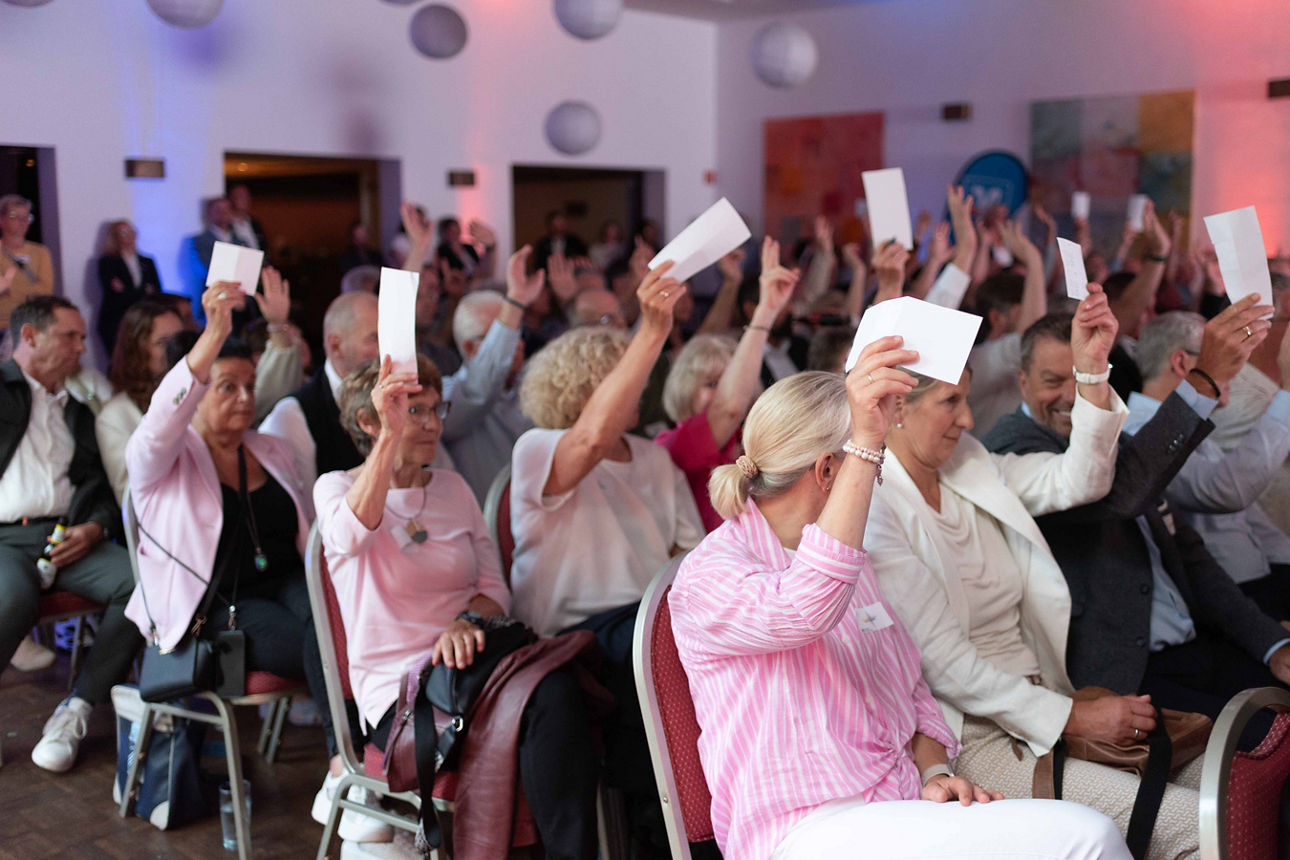 Ein Abstimmung per Handzeichen.