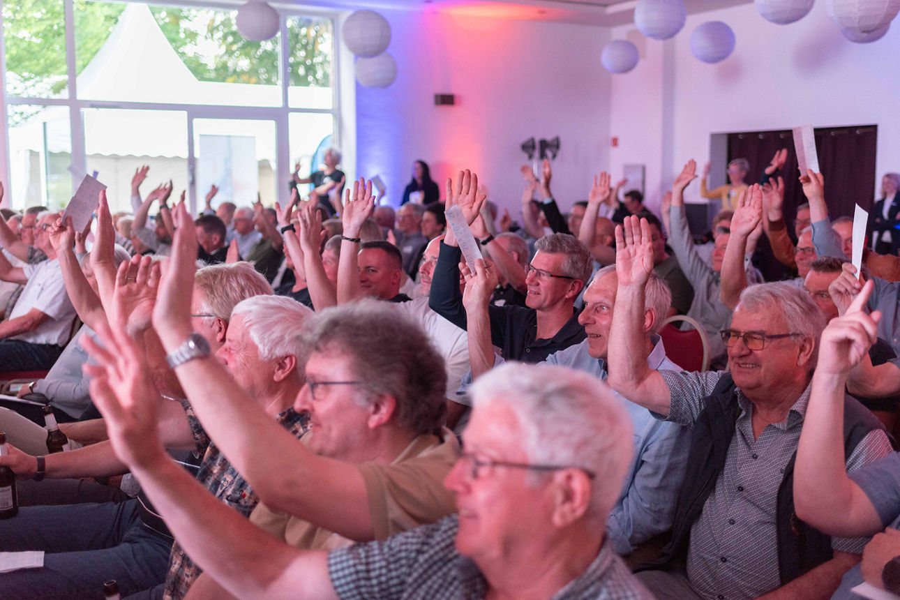 Ein Abstimmung per Handzeichen.