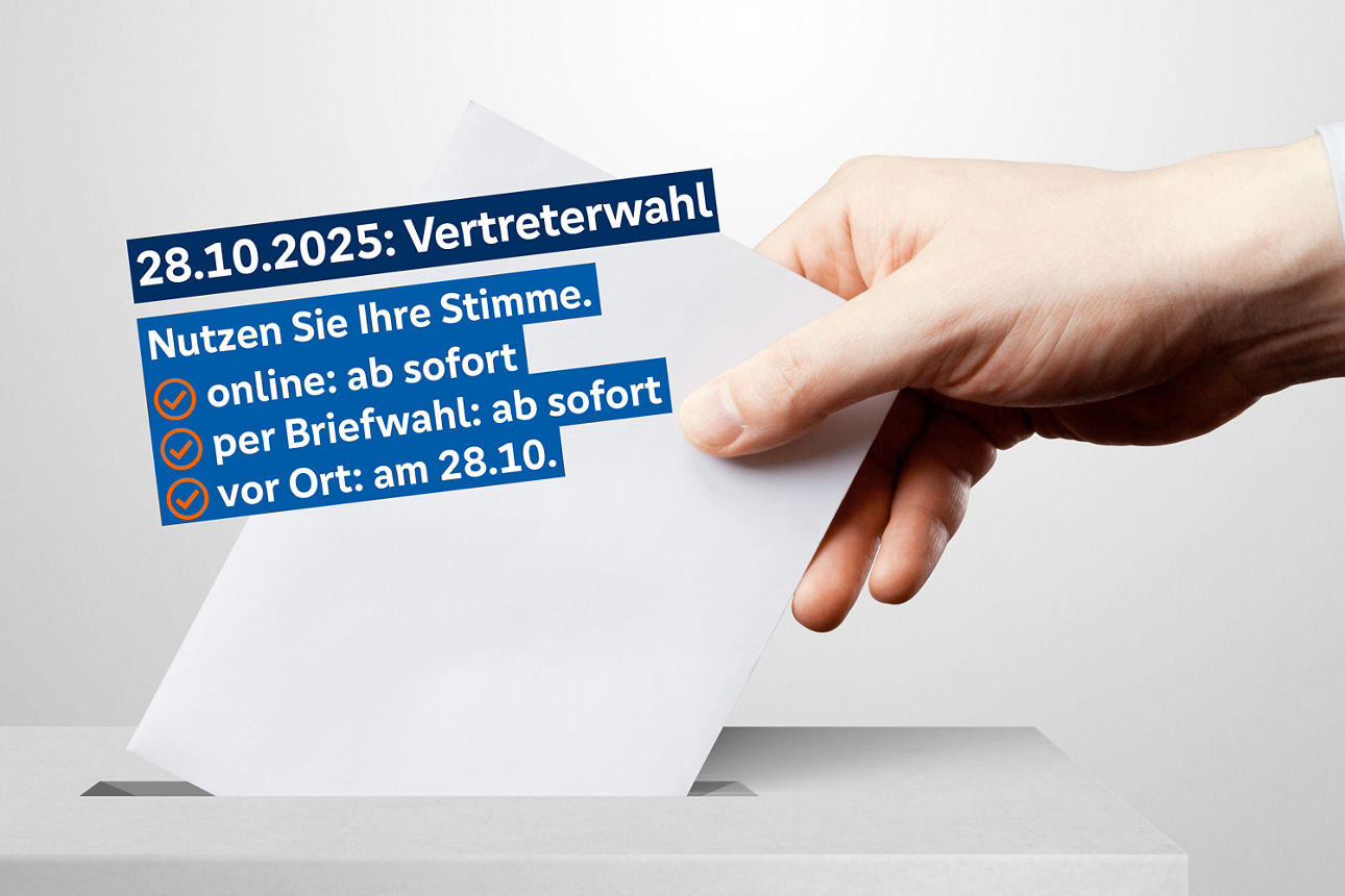 Hand wirft einen Briefumschlag in eine Wahlurne