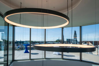 Große LED Deckenlampen in einem Neubau