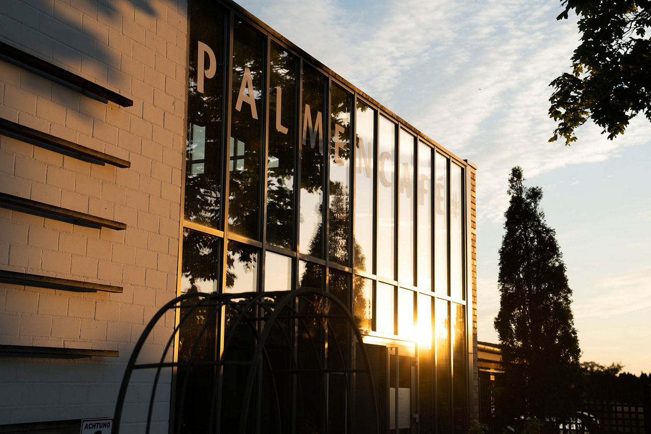 Außenansicht des Palmencafés in Hasloh mit spiegelndem Sonnenlicht