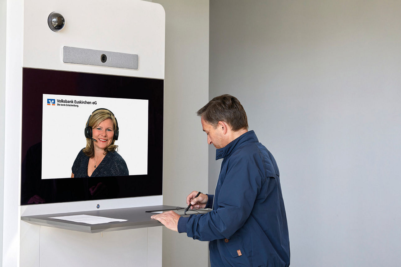 Mann bei Nutzung des Videoservice