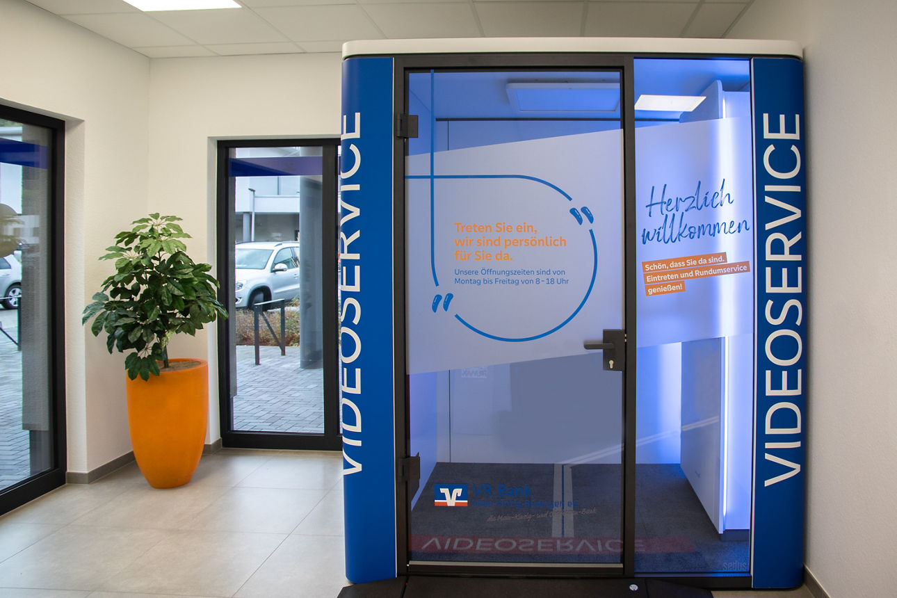 Das Bild zeigt die neue VideoService-Kabine der VR Bank in der Außenansicht