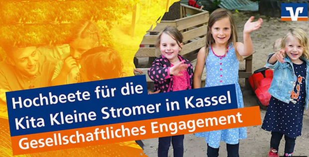 Drei winkende und lachende Kinder