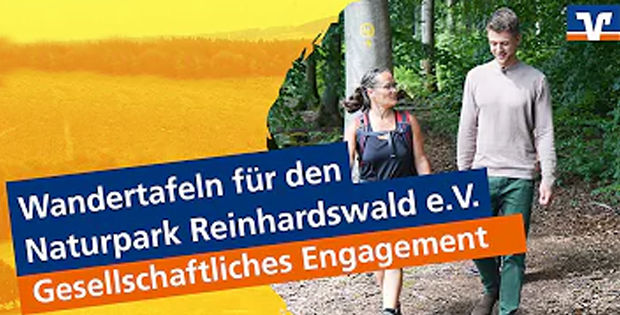Mann und Frau machen Spaziergang im Wald