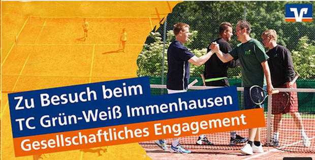 Vier Tennisspieler, die sich am Netz die Hand geben