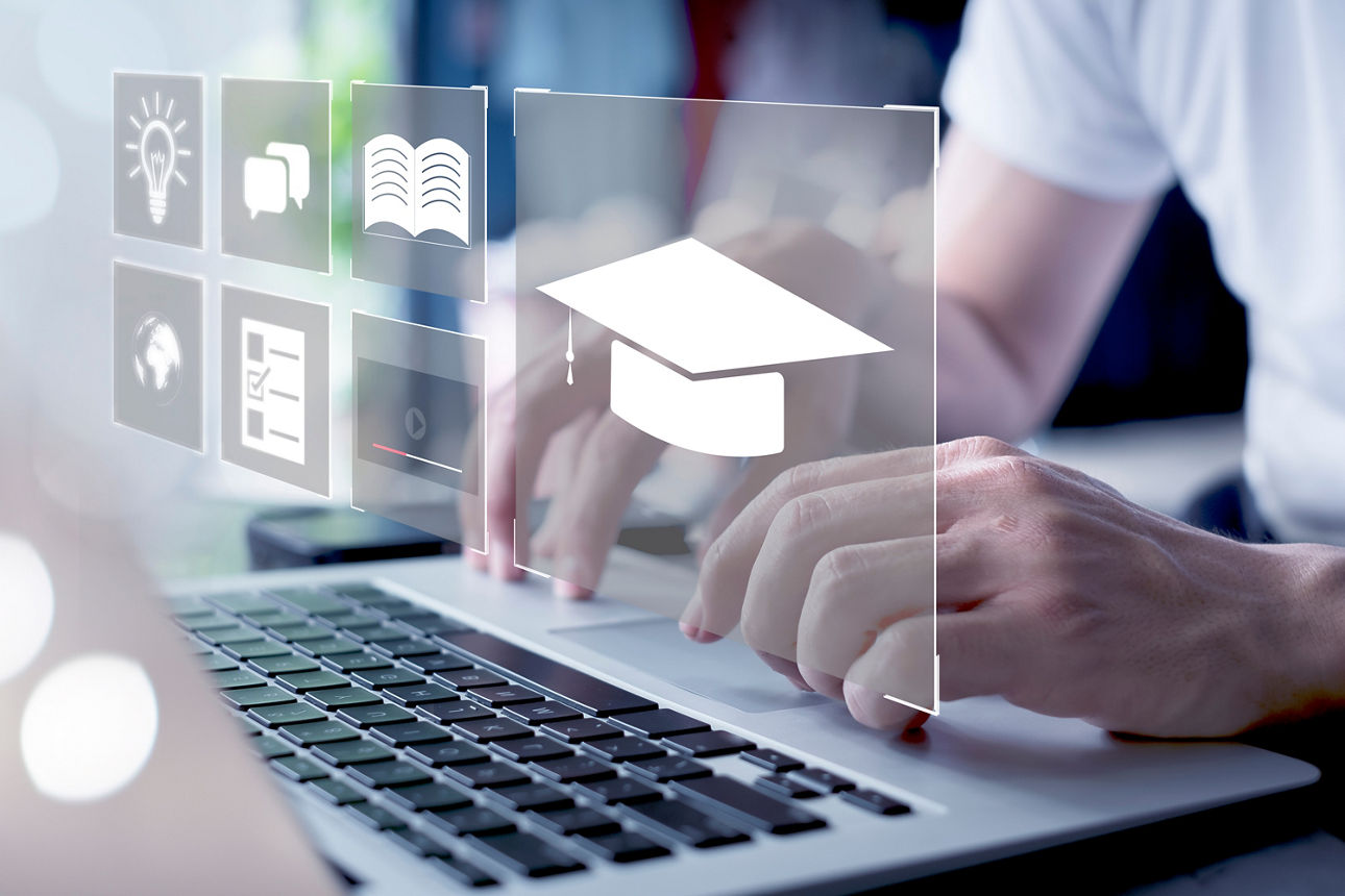 Ein Mann sitzt vor einem PC und nimmt an einer Online-Schulung teil