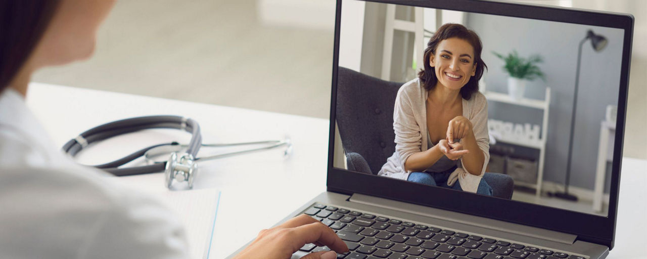 Kunde macht am Laptop Videoberatung