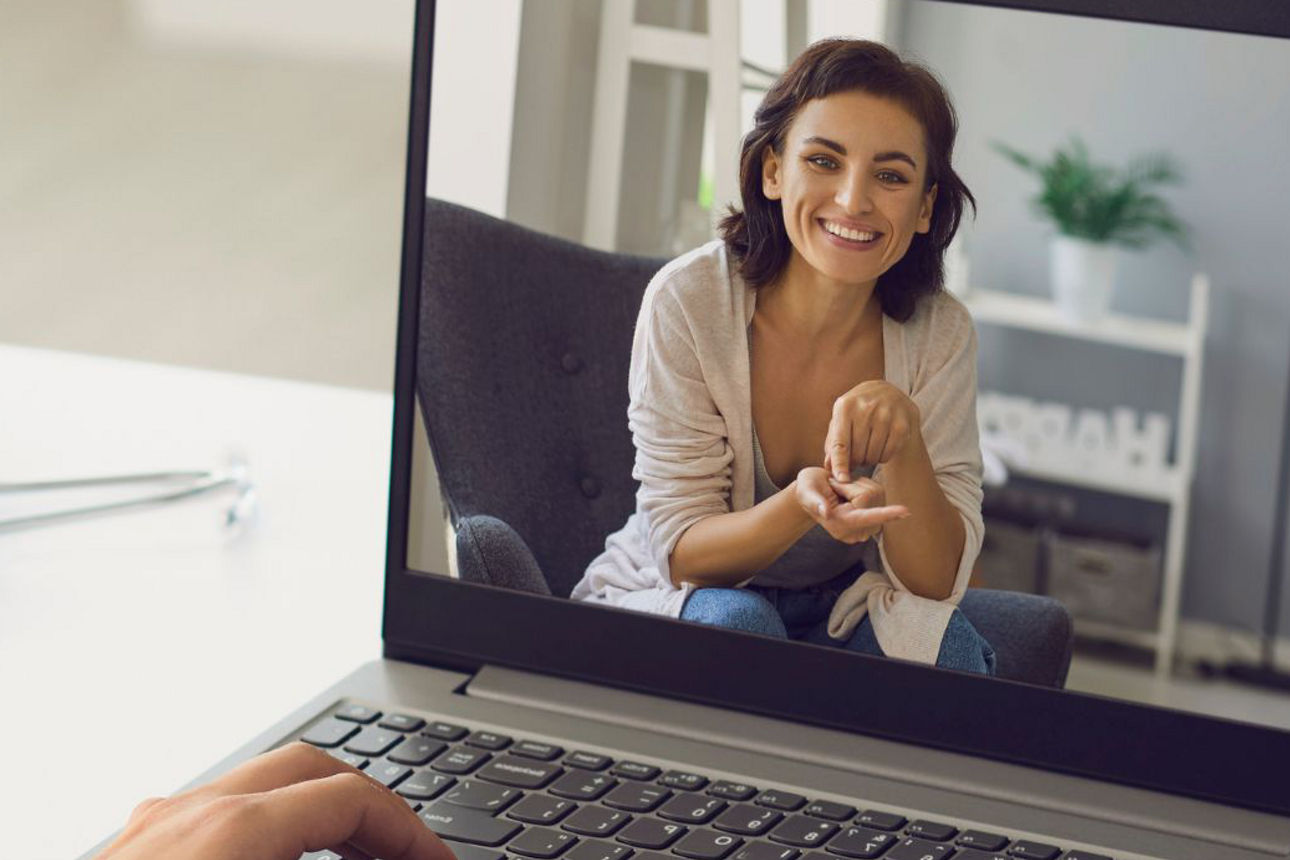 Kunde macht am Laptop Videoberatung