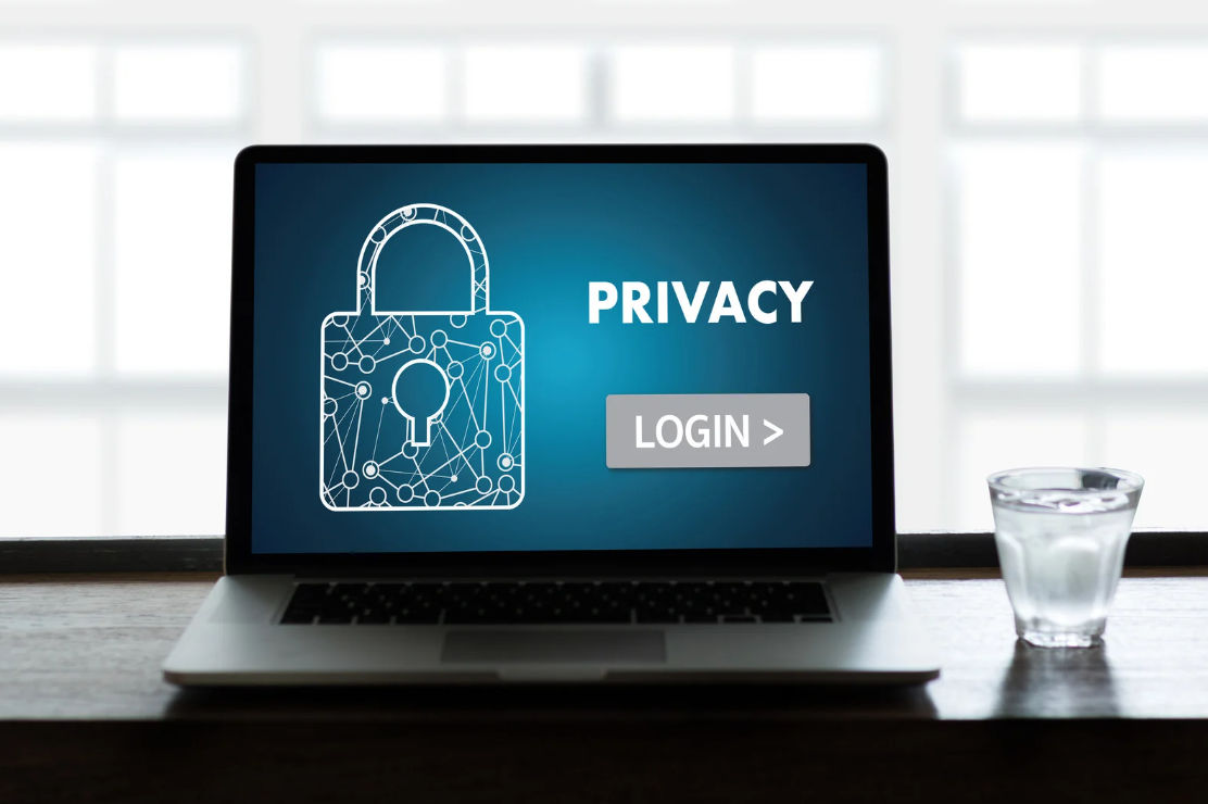Laptop mit Privatem Login auf dem Bildschirm