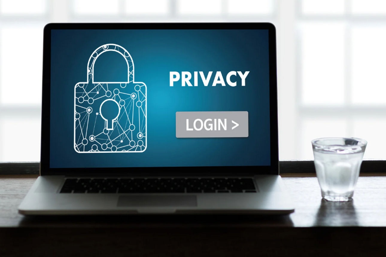 Laptop mit Privatem Login auf dem Bildschirm