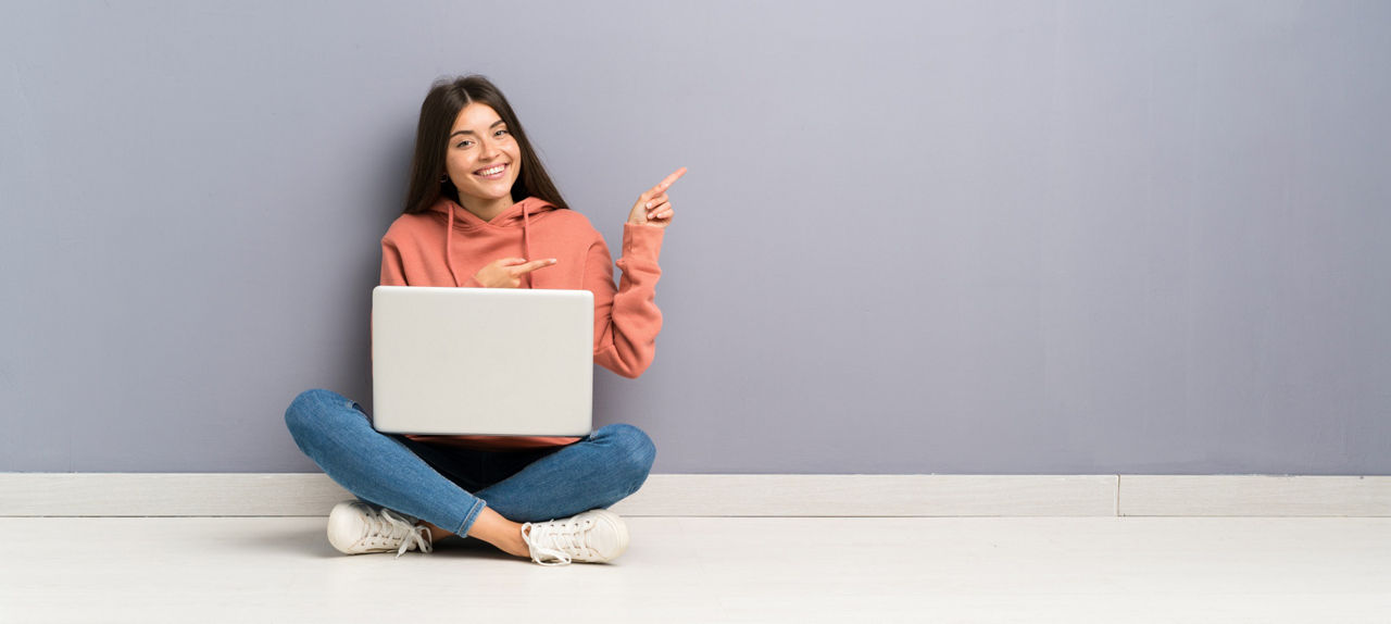 Lächelnde Frau mit einem Laptop