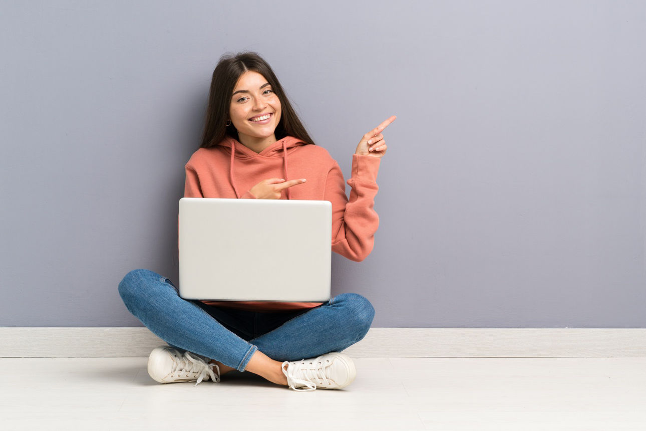 Lächelnde Frau mit einem Laptop