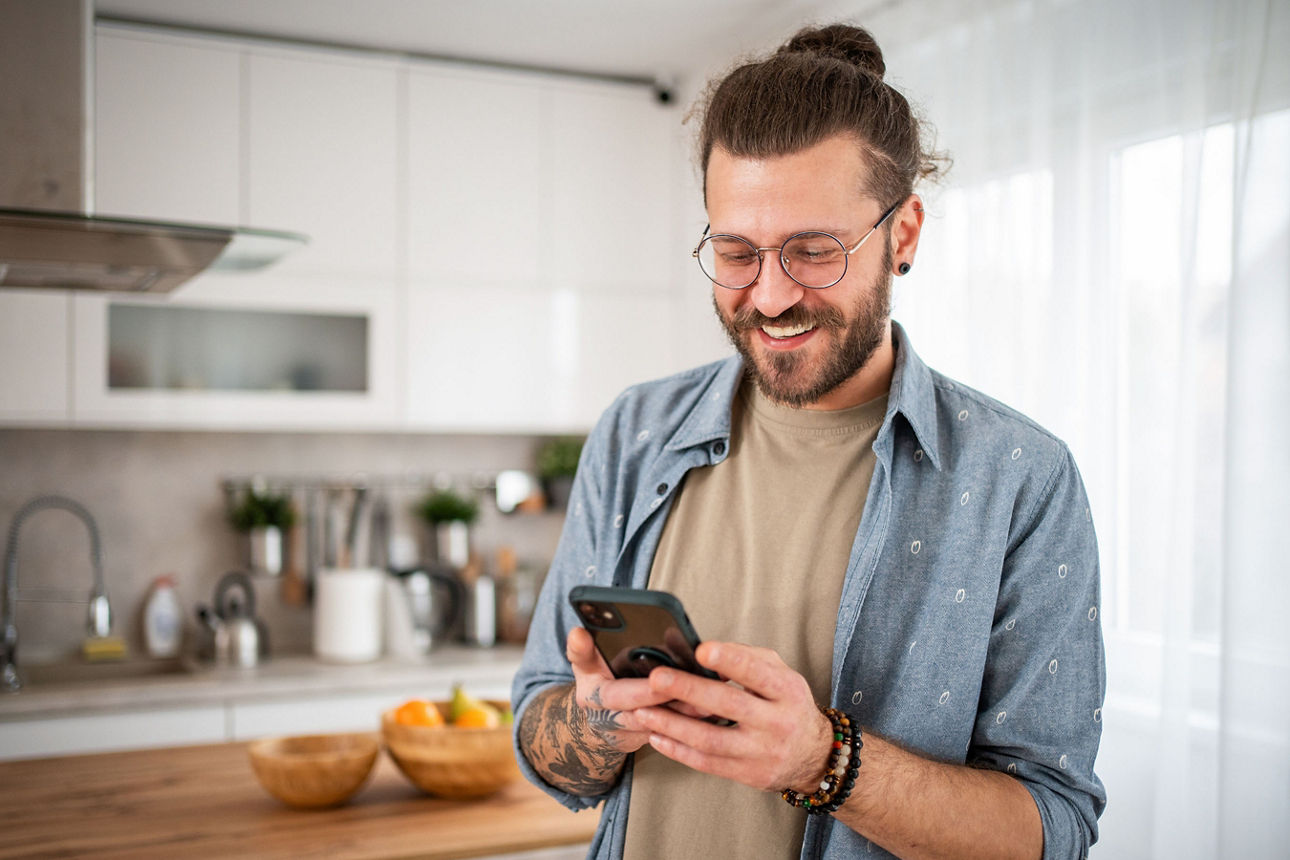 Mann in der Küche legitimiert sich per Video