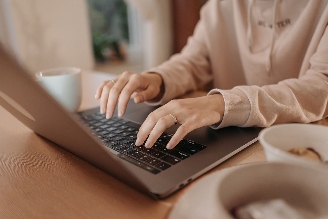 Eine Person tippt auf einem Laptop