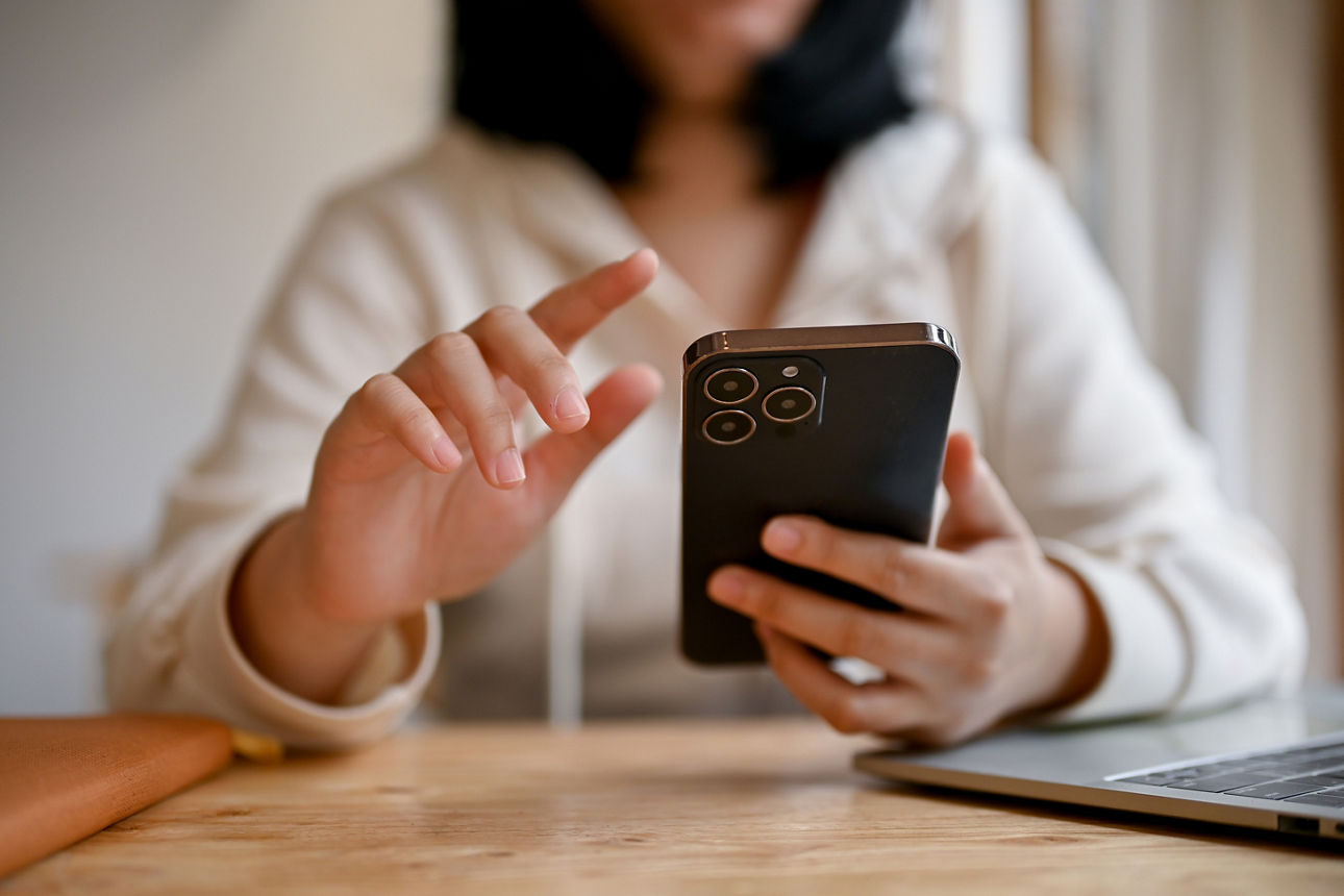 Eine Frau hält ihr Handy in der Hand