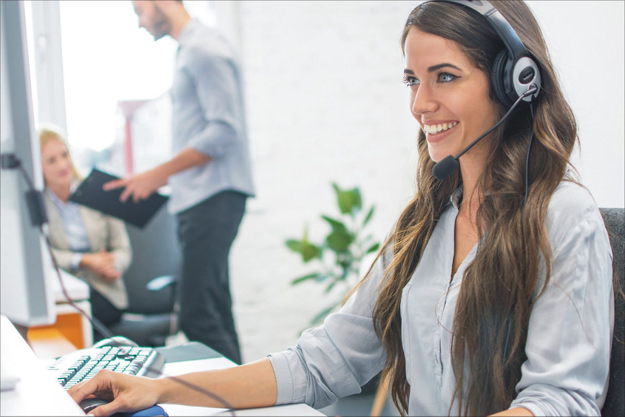 Frau mit Headset am Bildschirm Aufschrift VideoService innovativ & persönlich