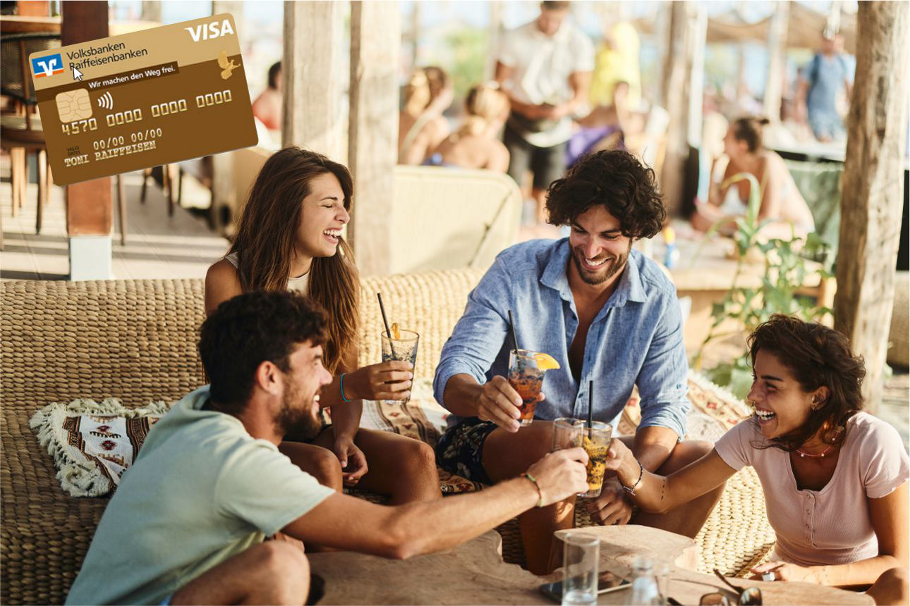 Freunde im Urlaub beim Cocktail trinken